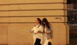 娱乐爆料两女生组,神秘两女生组合横空出世，引发网友热议！